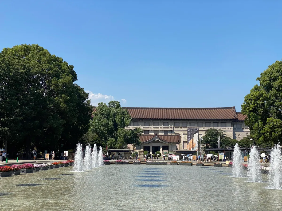 上野公園の噴水池と、東京国立博物館 本館