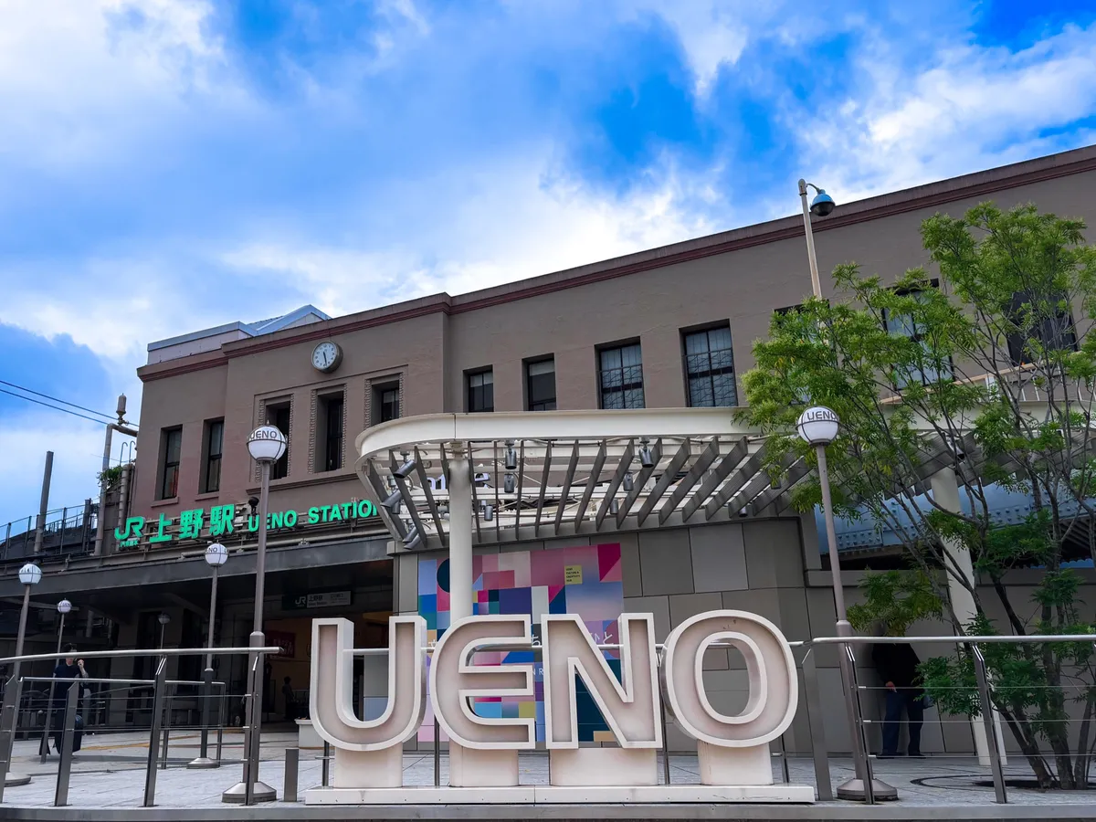 JR上野駅の駅舎と「UENO」のモニュメント